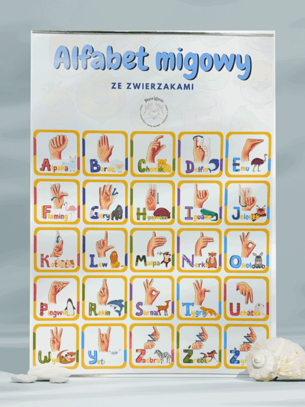 Kolorowy plakat alfabetu polskiego języka migowego ze znakami dłoni i ilustracjami zwierząt dla każdej litery, zatytułowany Alfabet migowy ze zwierzakami, wyświetlany pionowo z muszelkami i kamieniem z przodu.
