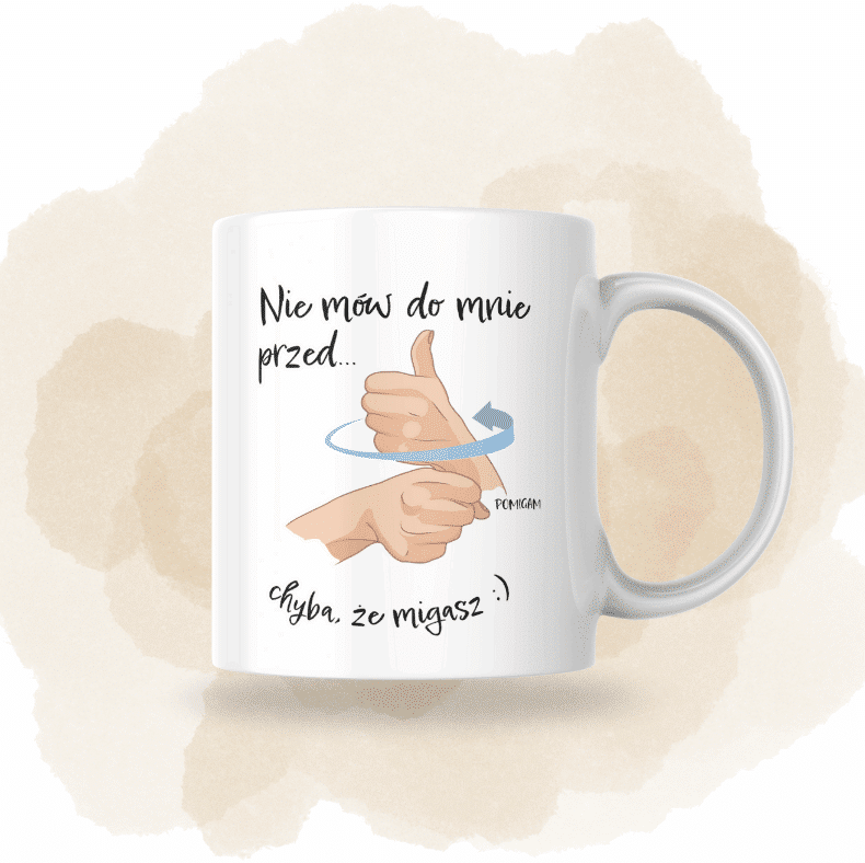 Biały kubek z ilustracją dwóch rąk podpisujących się w języku migowym i polskim tekstem: Nie mów do mnie przed... chyba, że migasz :) na beżowym akwarelowym tle.